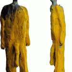 Zwei gelb-graue Menschenfiguren aus Ton, stehend, roh und texturiert | Two yellow-grey clay human figures standing, rough and textured surface