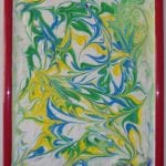 Gipsbild mit Ebru-Marmoriermuster in Grün, Gelb und Blau, roter Rahmen | Plaster artwork with Ebru marbling pattern in green, yellow and blue, red frame