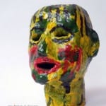 Bemalter Keramikkopf in Gelb, Grün, Rot mit offenem Mund | Painted ceramic head in yellow, green, red with open mouth
