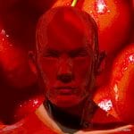 Roter 3D-Männerkopf vor glänzenden roten Kirschen, digitale Kunst | Red 3D male head in front of shiny red cherries, digital art
