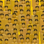 Hunderte identische gelbe Puppenköpfe mit schwarzen Haaren, dicht gedrängt auf gelbem Grund | Hundreds of identical yellow doll heads with black hair, densely packed on yellow background