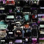 Digitale Kunst: Dicht gedrängte bunte Fahrzeuge in dunklem Skizzenstil | Digital art: Densely packed colorful vehicles in dark sketch style