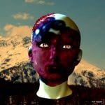 3D-Kopf mit dunkelroter und blauer Bemalung vor verschneiter Bergkulisse | 3D head with dark red and blue painting against snowy mountain backdrop