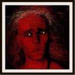 Digitales Portrait: Gesicht in intensivem Rot mit wirbelnden Pinselstrichen, dunkler Hintergrund | Digital portrait: face in intense red with swirling brushstrokes, dark background