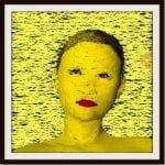 Digitales Porträt: gelbes Gesicht mit roten Lippen, schwarze Strichstruktur | Digital portrait: yellow face with red lips, black stroke texture