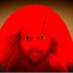Rot eingefärbtes Gesicht mit wildem Haar vor leuchtendem Kreis, surreales Selbstporträt | Red-tinted face with wild hair before glowing circle, surreal self-portrait