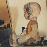 Transparente Babyfigur aus Kunstharz mit eingebetteter Elektronik und Kabeln | Transparent resin baby figure with embedded electronics and cables inside