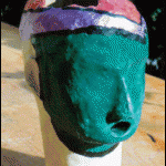 Bemalte Keramik-Skulptur eines Kopfes in Türkis mit buntem Stirnband | Painted ceramic head sculpture in teal with colorful headband