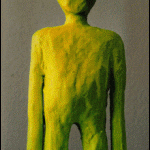 Grün-gelb bemalte Tonfigur, stehende menschliche Gestalt, vereinfachte Form | Green-yellow painted clay figure, standing human shape, simplified form