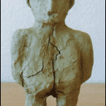 Tonskulptur einer stehenden Figur mit tiefen Rissen im Torso | Clay sculpture of a standing figure with deep cracks in the torso