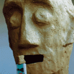 Tonkopf-Skulptur mit Marie-Flasche im geöffneten Mund, grobe Textur | Clay head sculpture with Marie bottle in open mouth, rough texture