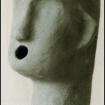 Abstrakte Keramik-Skulptur eines Kopfes mit rundem Loch statt Mund | Abstract ceramic head sculpture with round hole instead of mouth