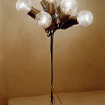 Siebenarmige Stehlampe mit runden Glühbirnen auf Metallfuß | Seven-armed floor lamp with round bulbs on metal base