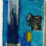 Blaues Assemblage-Kunstwerk mit Elektronikplatine, Lautsprecher und Metallstreifen | Blue assemblage artwork with circuit board, speaker and metal strips