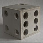 Würfel aus Beton mit durchbohrten runden Augen, Skulptur | Concrete dice sculpture with hollow circular holes as pips