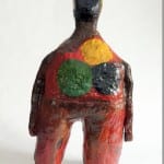 Abstrakte Keramikfigur von hinten, rot-braun glasiert, drei Farbkreise auf dem Rücken | Abstract ceramic figure from behind, red-brown glazed, three color circles on the back