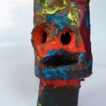 Bemalte Pappmaché-Skulptur, maskenartiges Gesicht in Rot, Blau, Gelb | Painted papier-mâché sculpture, mask-like face in red, blue, yellow