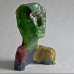 Bemalte Tonskulptur „Figur14": grüner Kopf, bunter Sockel, expressiv | Painted clay sculpture "Figur14": green head, colorful base, expressive style
