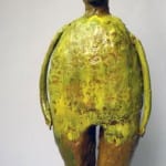 Keramikfigur mit gelbem Körper, runder Form und schlichten Gesichtszügen | Ceramic figure with yellow body, round shape and simple facial features