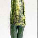 Stehende Skulptur in Grüntönen, menschliche Figur mit gelbgrünem Torso | Standing sculpture in green tones, human figure with yellow-green torso