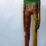 Stehende Figur aus Papiermaché, grün-rot-gelb bemalt, abstrakt | Standing papier-mâché figure, painted green-red-yellow, abstract style