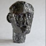 Dunkel glänzender Bronzekopf, expressiv modelliert, leicht zur Seite geneigt | Dark glossy bronze head sculpture, expressively modeled, slightly tilted to the side