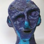 Skulptur eines menschlichen Kopfes in Blau-Violett mit türkisen Akzenten | Sculpture of a human head in blue-violet with turquoise accents