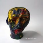 Bemalter Skulpturkopf mit expressiven Farbspuren in Gelb, Rot und Blau | Painted sculpture head with expressive color traces in yellow, red and blue