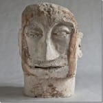 Grobe Gipsskulptur eines menschlichen Kopfes mit geschlossenen Augen | Rough plaster sculpture of a human head with closed eyes