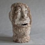 Skulptur eines menschlichen Kopfes aus Gips, grob modelliert, offener Mund | Roughly modeled plaster sculpture of a human head with an open mouth