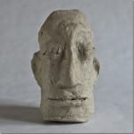 Abstrakte Tonskulptur eines menschlichen Kopfes mit vereinfachten Gesichtszügen | Abstract clay sculpture of a human head with simplified facial features