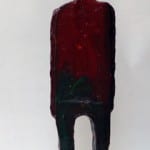 Stehende Figur aus Papiermaché in Dunkelrot mit rundem Kopf | Standing papier-mâché figure in dark red with round head