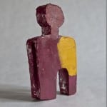 Abstrakte Skulptur einer menschlichen Figur in Weinrot mit gelbem Akzent | Abstract sculpture of a human figure in wine red with yellow accent
