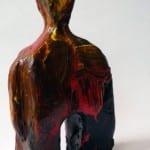 Abstrakte Tonskulptur einer menschlichen Figur in Rot, Schwarz und Gelb | Abstract clay sculpture of a human figure in red, black and yellow