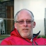 Kurt Heppke, älterer Mann mit grauem Bart, roter Jacke, Brille, im Freien | Kurt Heppke, older man with gray beard, red jacket, glasses, outdoors