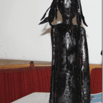 Schwarz glasierte Tonfigur einer stehenden Frau mit Dreadlocks | Black glazed clay figure of a standing woman with dreadlocks