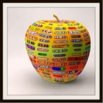 Digitaler Apfel mit bunten Uhrzeitanzeigen „23:48" bedeckt | Digital apple covered with colorful time displays showing "23:48"