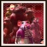 Gruppe 3D-gerenderter Ratten in Rot- und Pinktönen mit Mustertexturen auf rotem Hintergrund | Group of 3D-rendered rats in red and pink tones with patterned textures on red background
