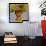 Kunstdruck mit lächelnder Frau in goldenem Fellhut, texturierter Hintergrund | Art print of smiling woman in golden fur hat, textured background