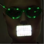 Schaufensterpuppe mit grün leuchtender Brille und weißem LED-Raster am Mund | Mannequin with glowing green glasses and white LED grid covering the mouth area