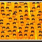 Hunderte identische orange Schaufensterpuppen-Köpfe mit schwarzen Haaren, dicht gedrängt | Hundreds of identical orange mannequin heads with black hair, densely packed together
