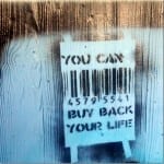 Stencil-Graffiti auf Holz: Barcode mit Text „You can buy back your life" | Stencil graffiti on wood: barcode with text "You can buy back your life"