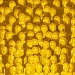 Hunderte goldene LEGO-Köpfe mit Haaren, dicht gedrängt in monochromer Masse | Hundreds of golden LEGO heads with hair, densely packed in monochrome mass