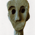 Grauer Tonskulptur-Kopf mit hohlen Augen, vereinfachten Gesichtszügen, expressiv | Grey clay sculpted head with hollow eyes, simplified facial features, expressive style