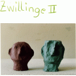 Zwei grob modellierte Tonskulpturen in Braun und Grün, titelgebend „Zwillinge II" | Two roughly modeled clay sculptures in brown and green, titled "Zwillinge II"