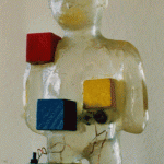 Transparente Kunstharzskulptur einer menschlichen Figur mit bunten Holzwürfeln | Transparent resin sculpture of a human figure with colorful wooden cubes