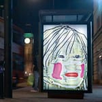 Bushaltestelle in London bei Nacht mit Kunstplakat: abstraktes Kindergesicht mit pinken Wangen | London bus stop at night featuring art poster: abstract child's face with pink cheeks, Big Ben behind