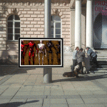 Digitale Kunst mit Skelettfiguren auf Stadtplakat vor klassizistischem Museum | Digital art with skeleton figures on city poster in front of neoclassical museum