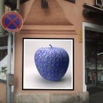 Blauer Apfel mit Zahlen bedeckt, Kunstdruck an Hauswand neben Halteverbotsschild | Blue apple covered in numbers, art print on building wall next to no-parking sign