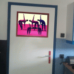Gerahmtes Pop-Art-Gemälde an Tür: fünf akrobatische Figuren in Magenta | Framed pop-art painting on door: five acrobatic figures in magenta tones